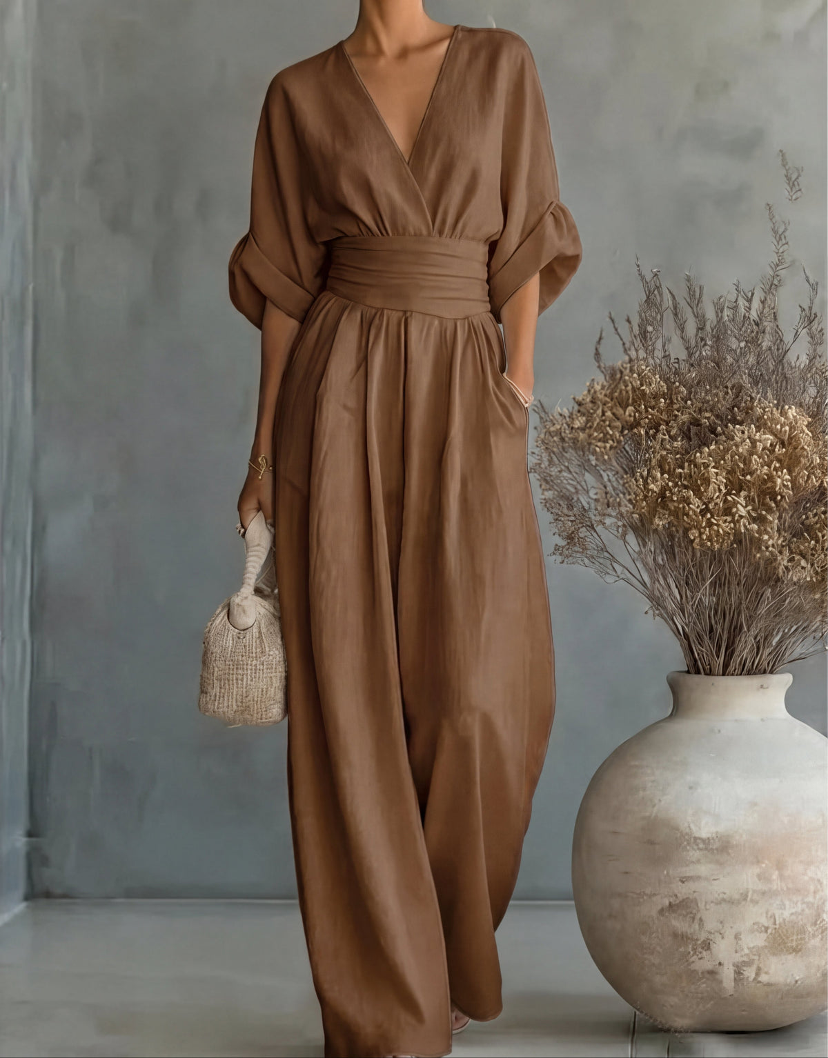 MONICA | ELEGANTE TUTA A GAMBA LARGA CON SCOLLO A V