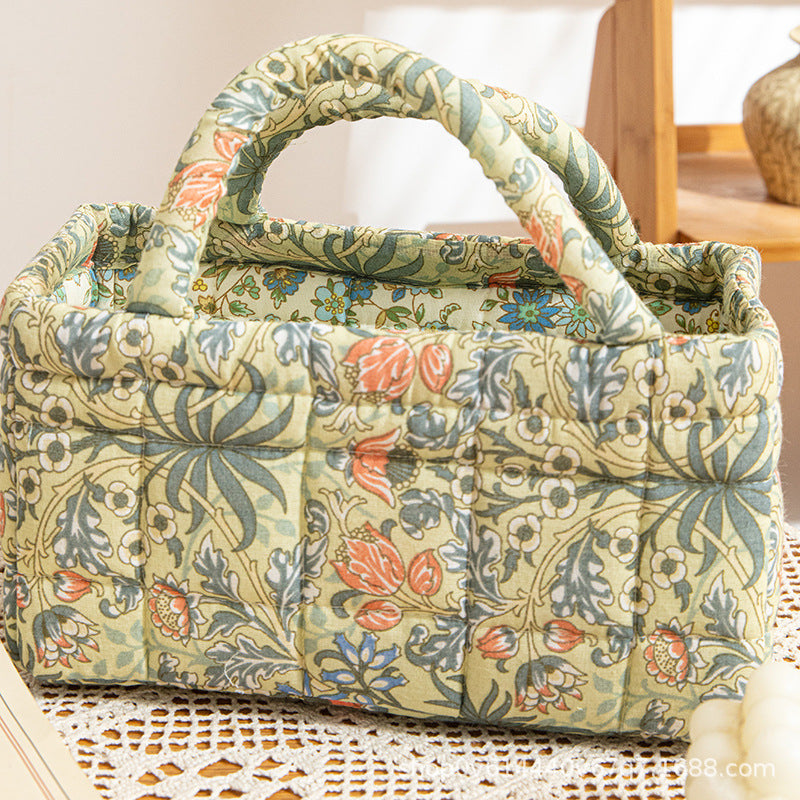 BLOOMHAVEN | CESTA CONTENITORE TRAPUNTATA CON MOTIVO FLOREALE VINTAGE