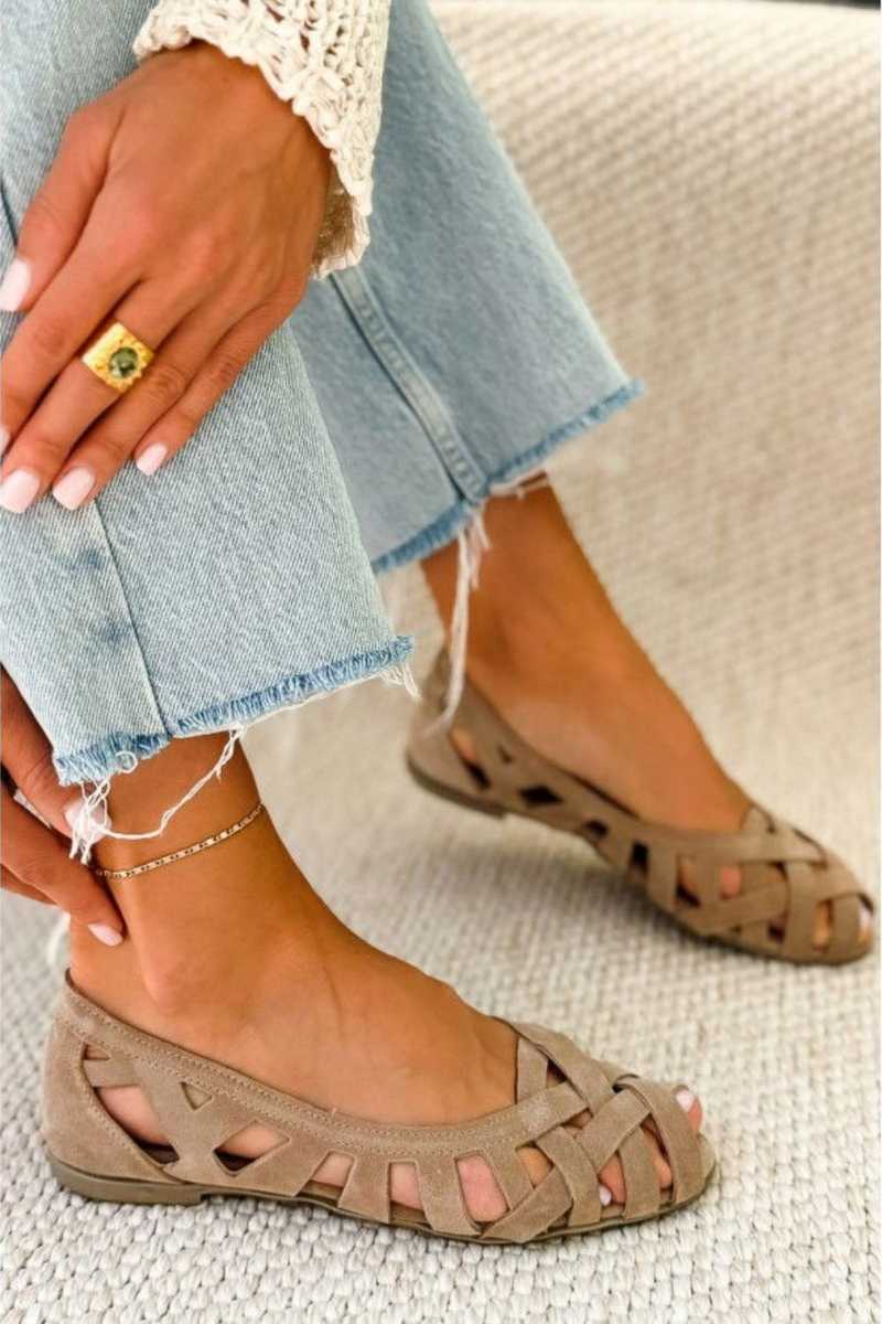 BETTY | SANDALI BASSI CON CINTURINI INCROCIATI E PUNTA APERTA