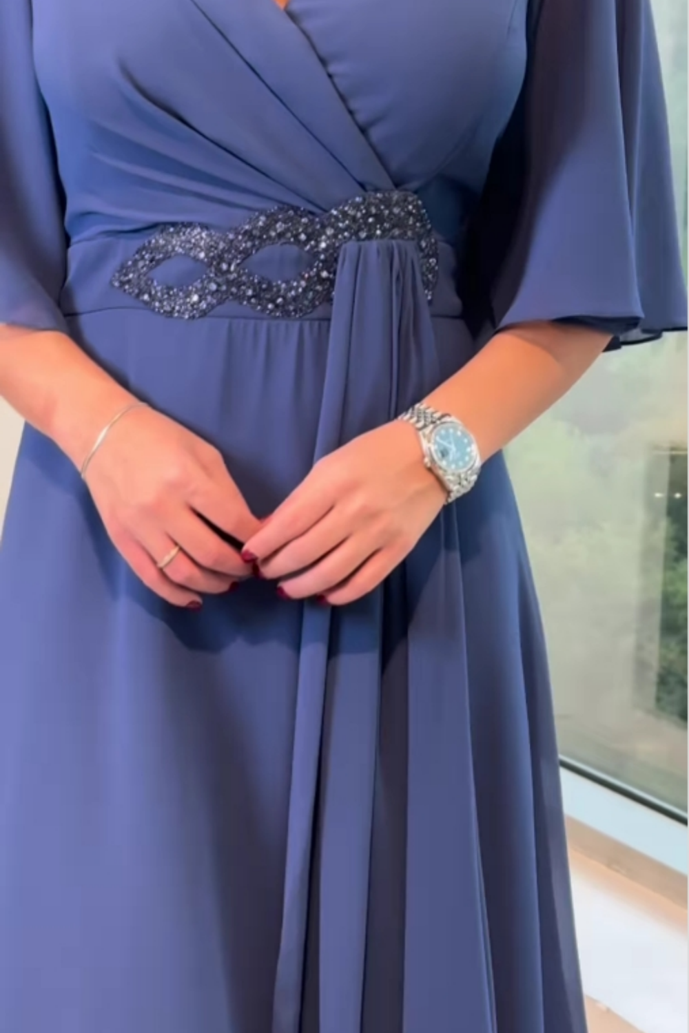 MARGUERITE | ELEGANTE ABITO LUNGO IN CHIFFON CON SCOLLO A V