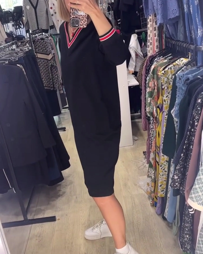 WANDA | ABITO CON SCOLLO A V E PROFILI SPORTIVI A RIGHE CON TASCHE
