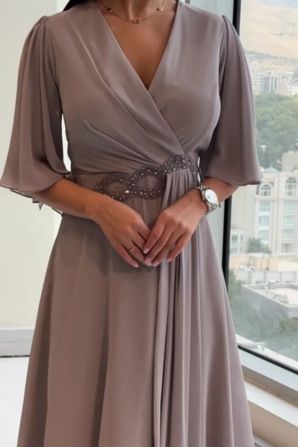MARGUERITE | ELEGANTE ABITO LUNGO IN CHIFFON CON SCOLLO A V