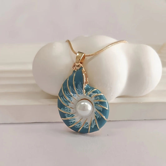 MARISSA | COLLANA CON PENDENTE A FORMA DI CONCHIGLIA E PERLA