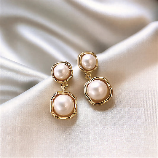 GILDA | ORECCHINI CON PERLA PENDENTE E CORNICE DORATA