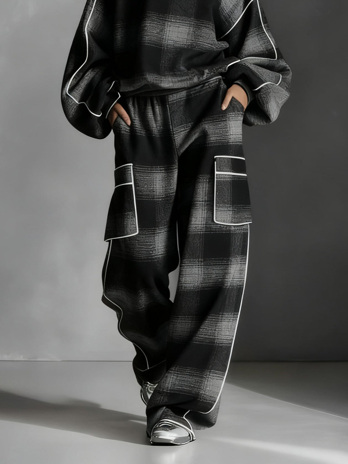 CHARLOTTE | COMPLETO FELPA E PANTALONI CASUAL A BLOCCHI DI COLORE CON MOTIVO A QUADRI NERO E GRIGIO