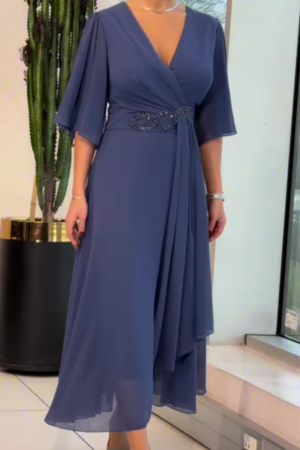 MARGUERITE | ELEGANTE ABITO LUNGO IN CHIFFON CON SCOLLO A V