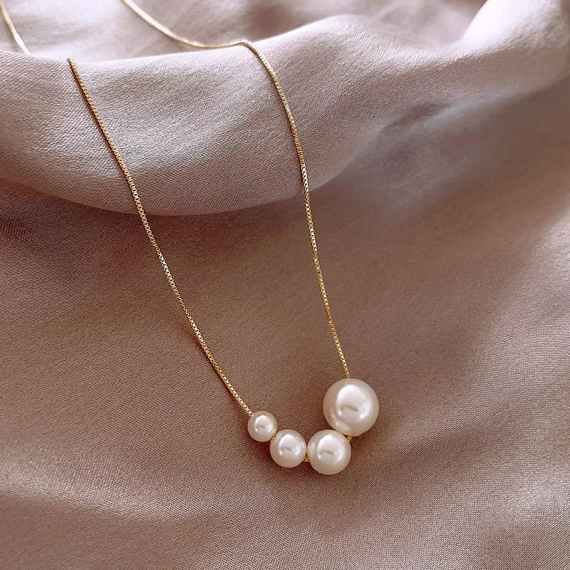 LUNARA | COLLANA A GRAPPOLO DI PERLE MAGICHE